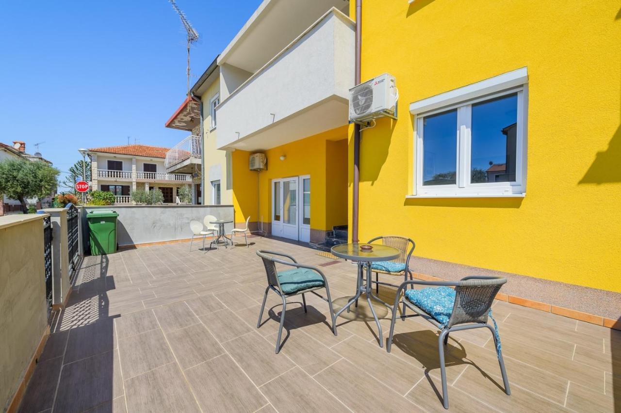 House With Apartments Mila Umag Exterior photo