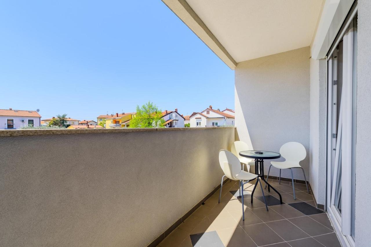 House With Apartments Mila Umag Exterior photo